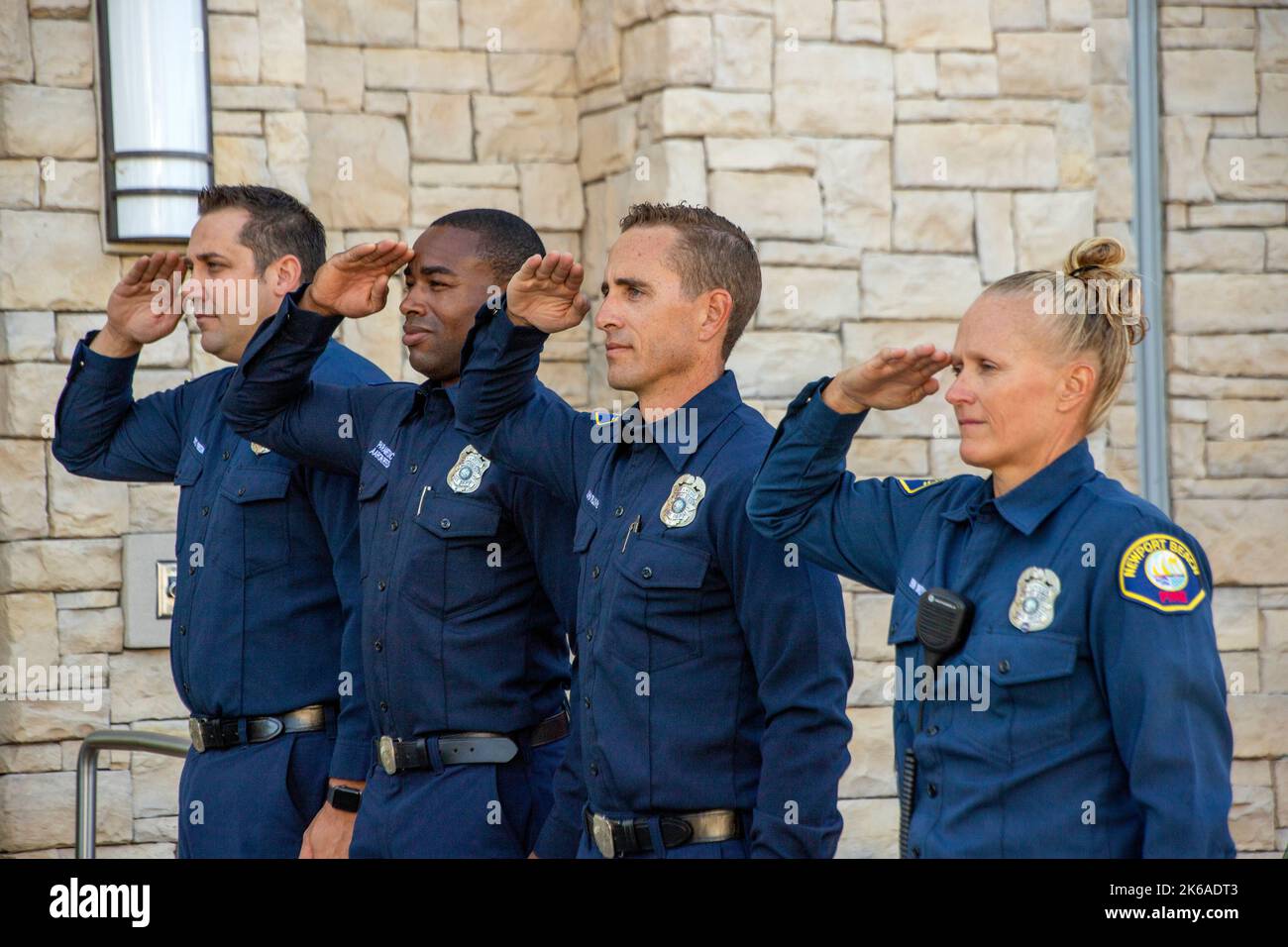 Nel 20th° anniversario del 9/11, i vigili del fuoco di Newport Beach, California, salutano mentre ascoltano una trasmissione dalla Orange County Fire Authority in rem Foto Stock