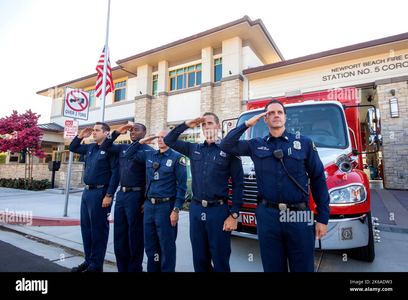 Nel 20th° anniversario del 9/11, i vigili del fuoco di Newport Beach, California, salutano mentre ascoltano una trasmissione dalla Orange County Fire Authority in rem Foto Stock