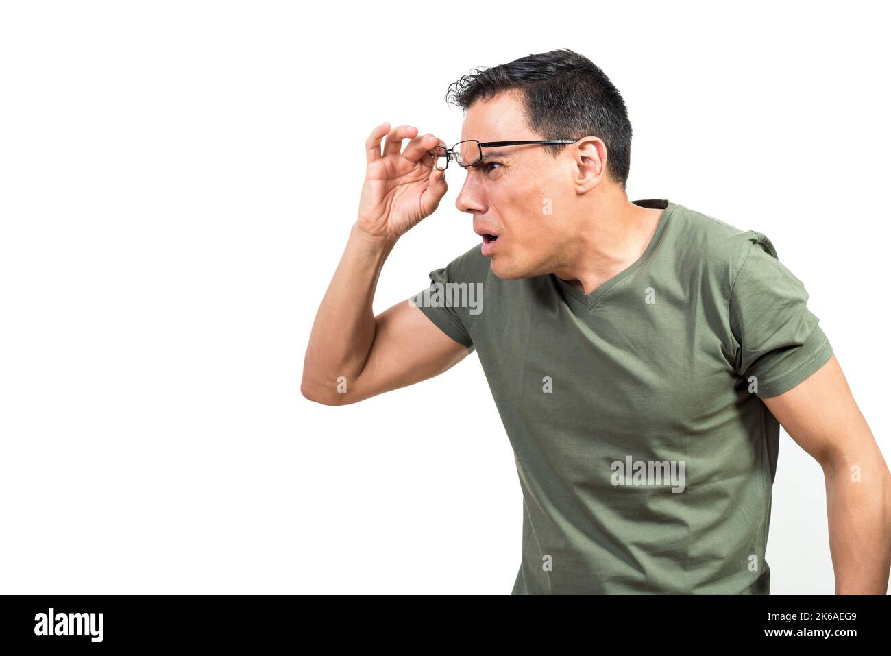 Uomo che regola gli occhiali e guarda la distanza Foto Stock