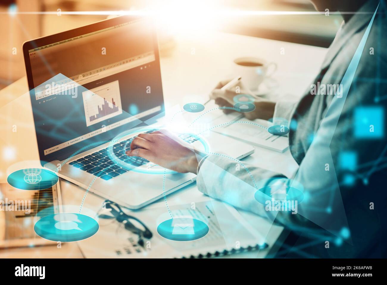 Dati, trasformazione digitale e laptop con le mani di una donna che scrive per la comunicazione, il networking e la tecnologia astratta. Social media, futuristici e. Foto Stock