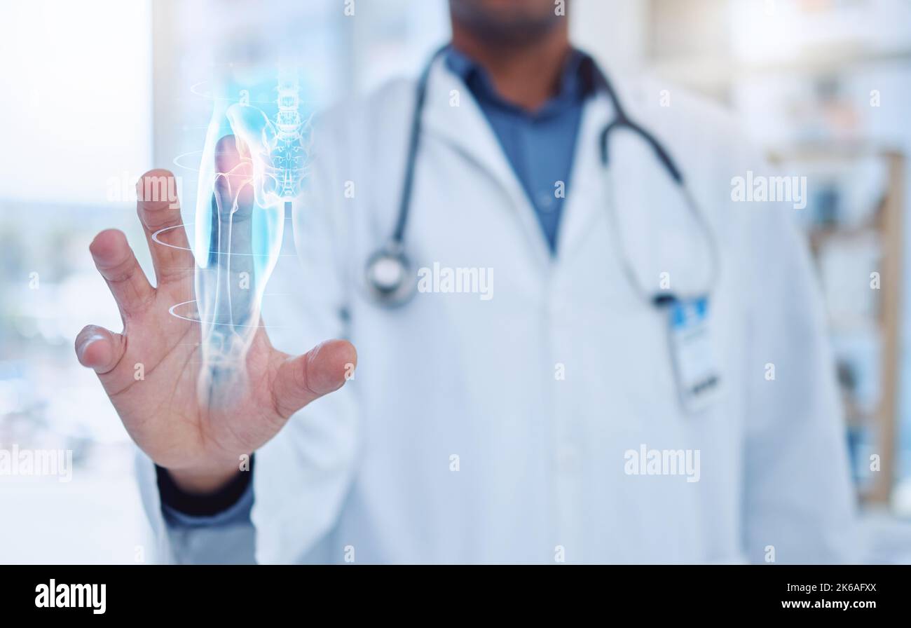 Assistenza sanitaria, mani e tecnologia interfaccia con schermo virtuale digitale a raggi X con medico per la ricerca, risultati o ricerca su Internet in ospedale Foto Stock