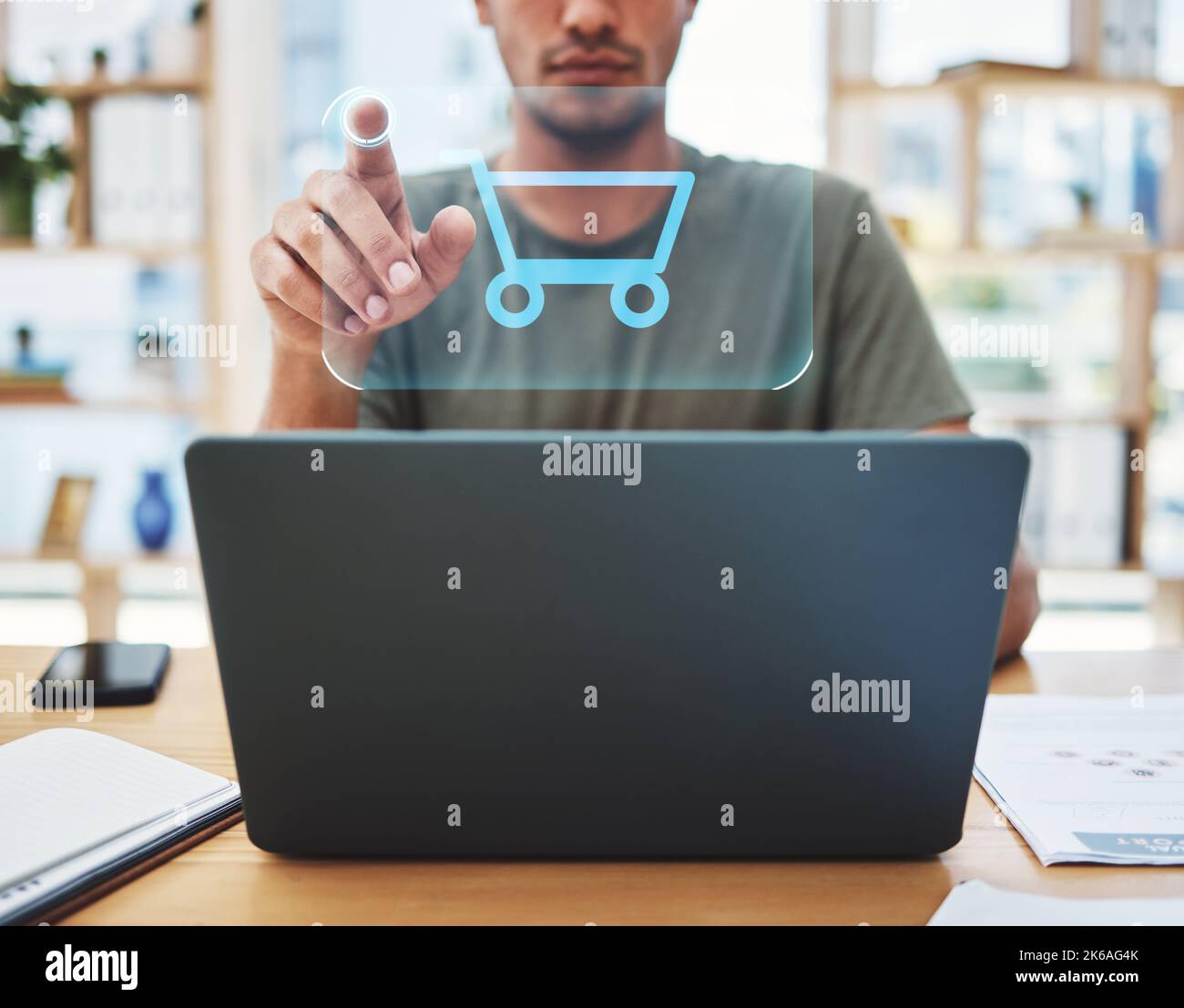 Mani, laptop o futuristico online shopping ricerca ologramma, ricerca su Internet o 3D realtà aumentata in ufficio per contattarci. Codice digitale Foto Stock