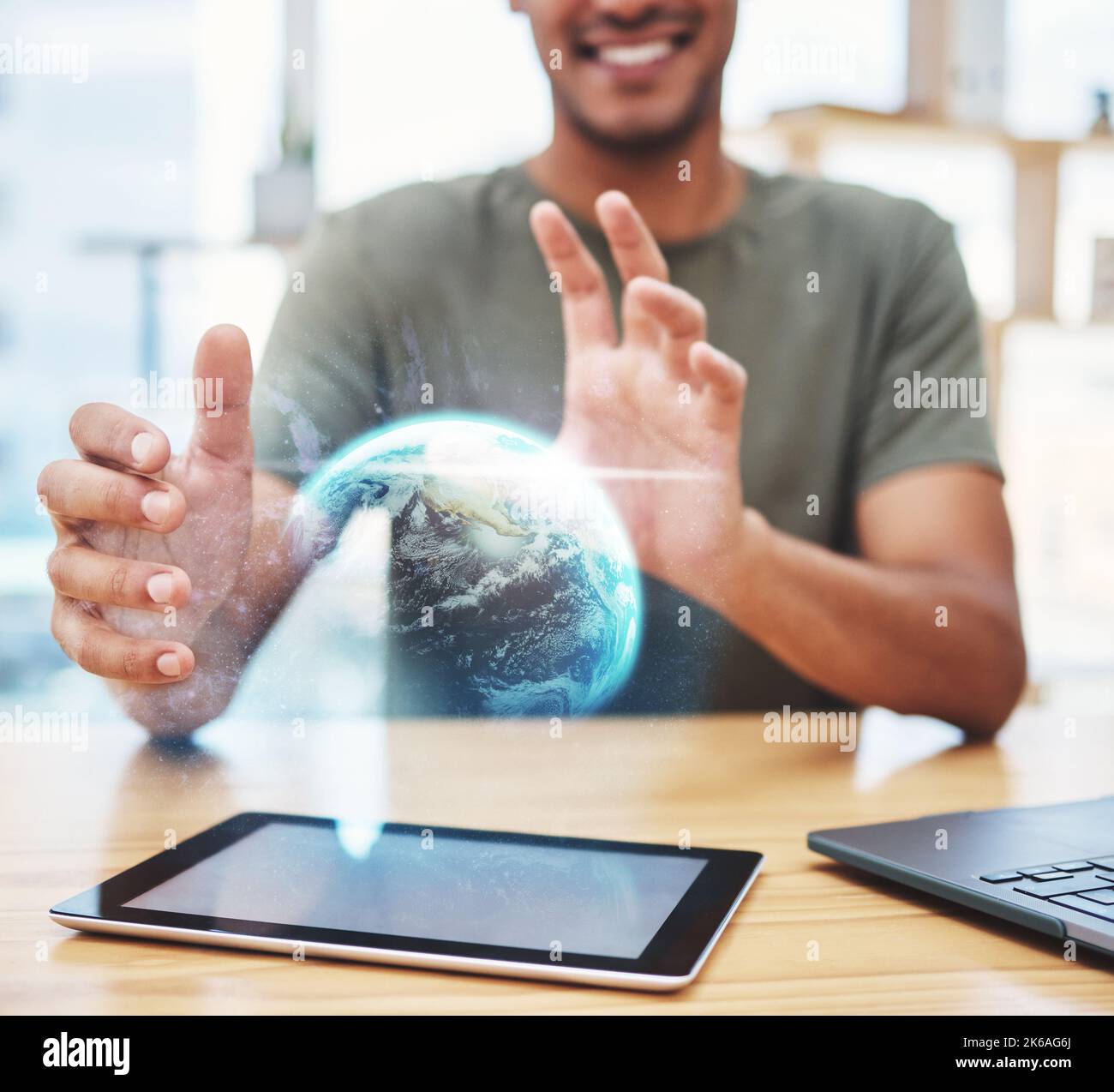 Tecnologia globale, sovrapposizione delle connessioni di rete e ologramma futuristico dell'iot online 5g su tablet digitale in tutto il mondo. Internet futuro, cellulare Foto Stock