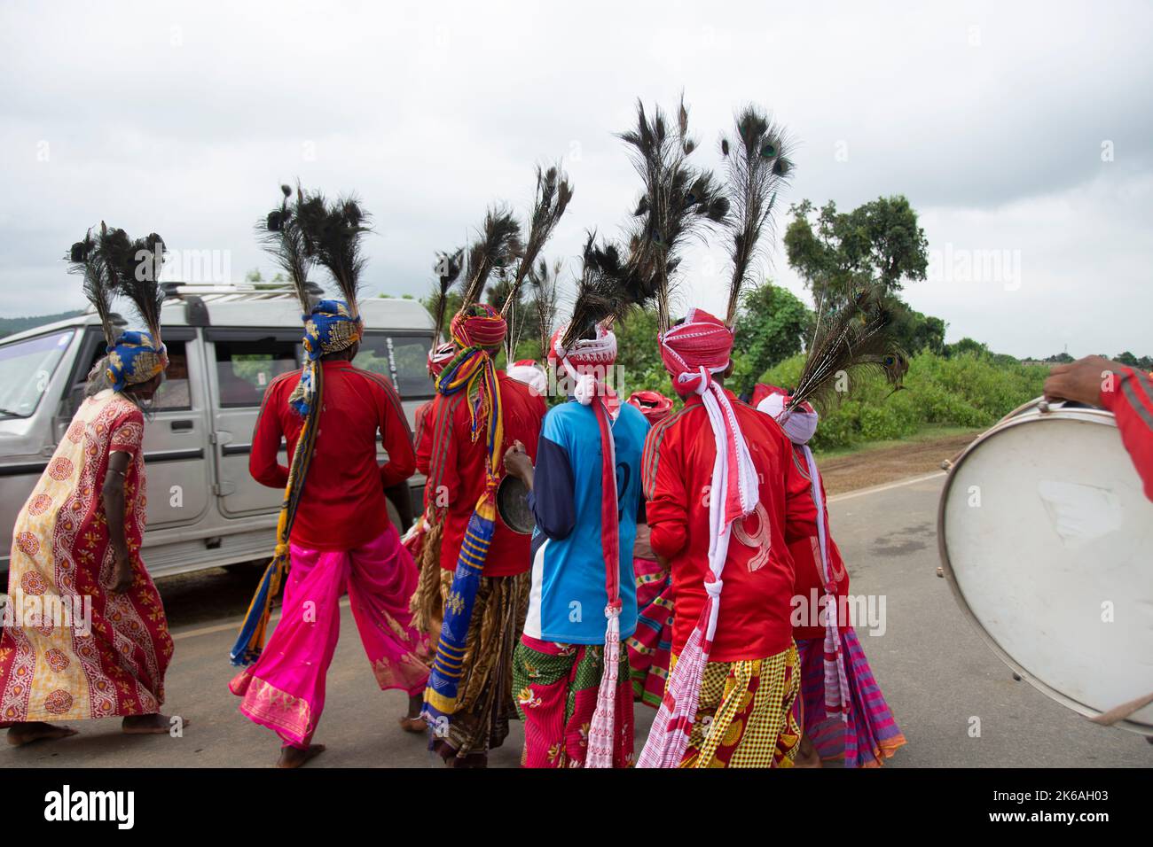 La gente tribale che esegue la danza popolare in una zona boschiva a Ajodhya Hills Purulia, Bengala Occidentale Foto Stock