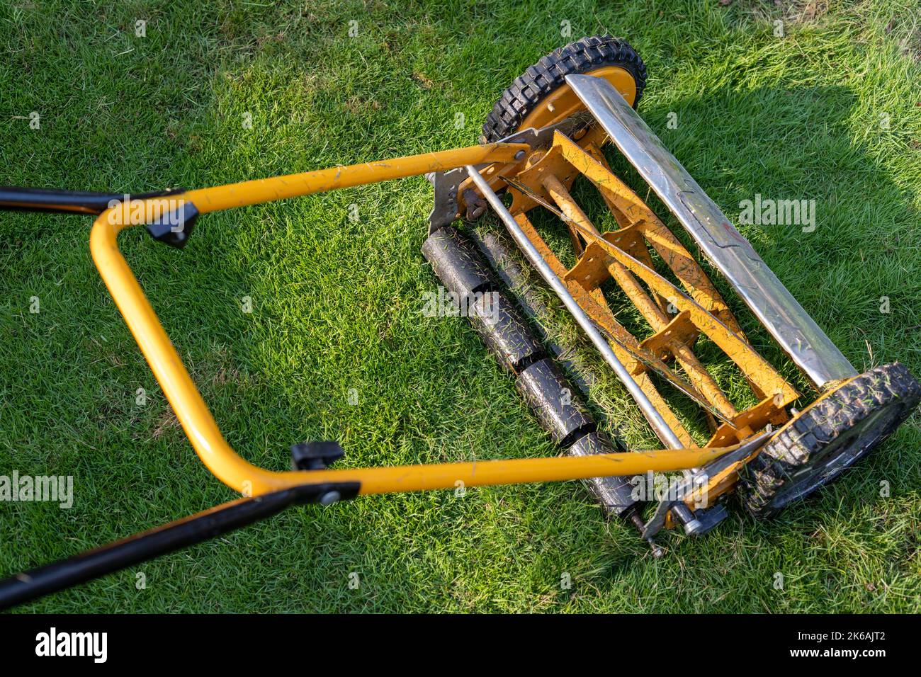 Rasaerba manuale per tagliare l'erba Foto Stock