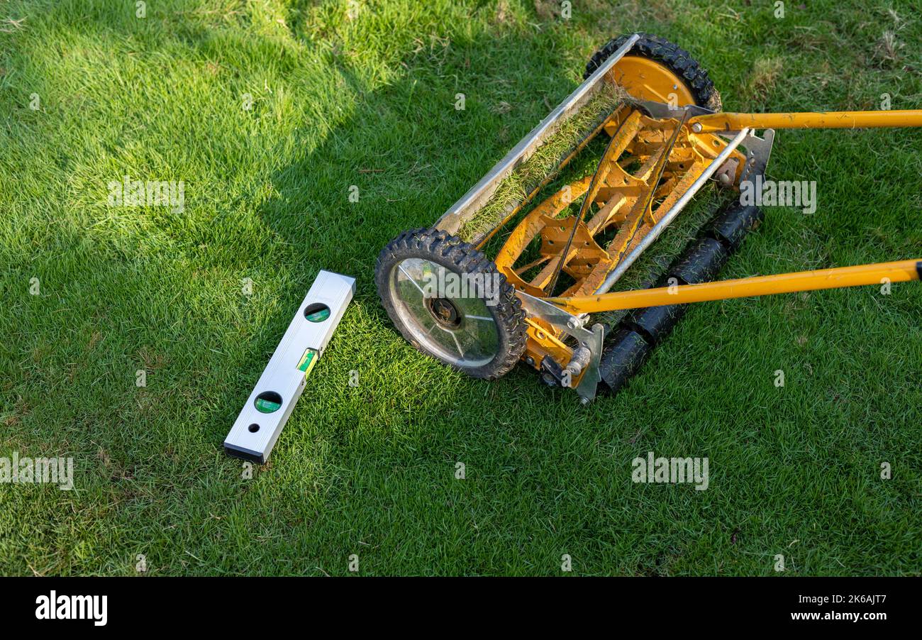 Rasaerba con livella a bolla d'aria su erba verde Foto Stock