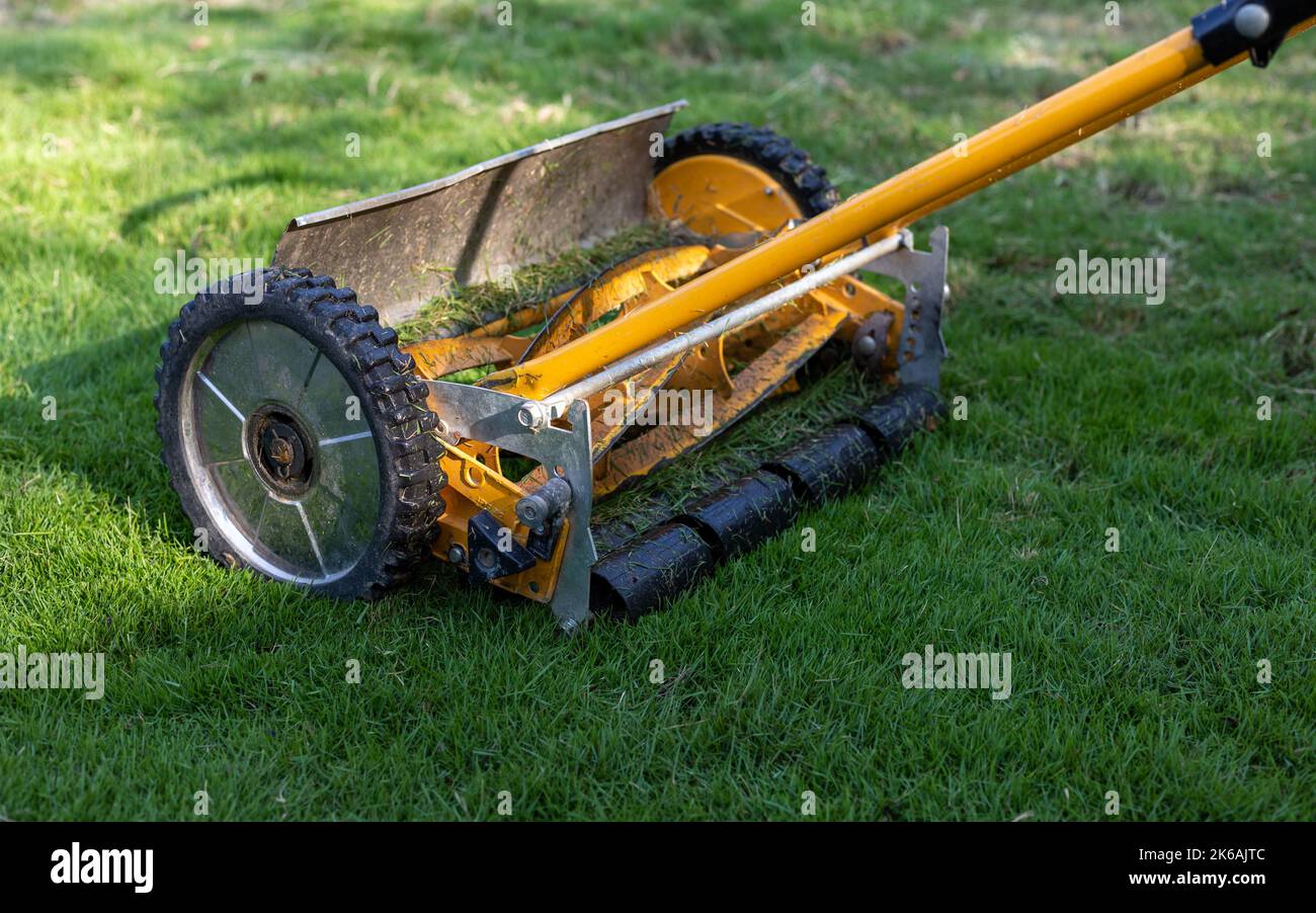 Rasaerba per tagliare l'erba manualmente Foto Stock