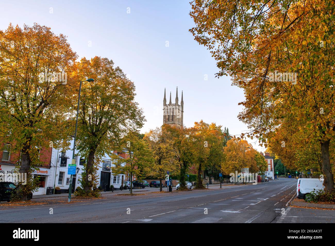 South Bar Street e la chiesa di St Johns in autunno. Banbury, Oxforshire, Inghilterra Foto Stock