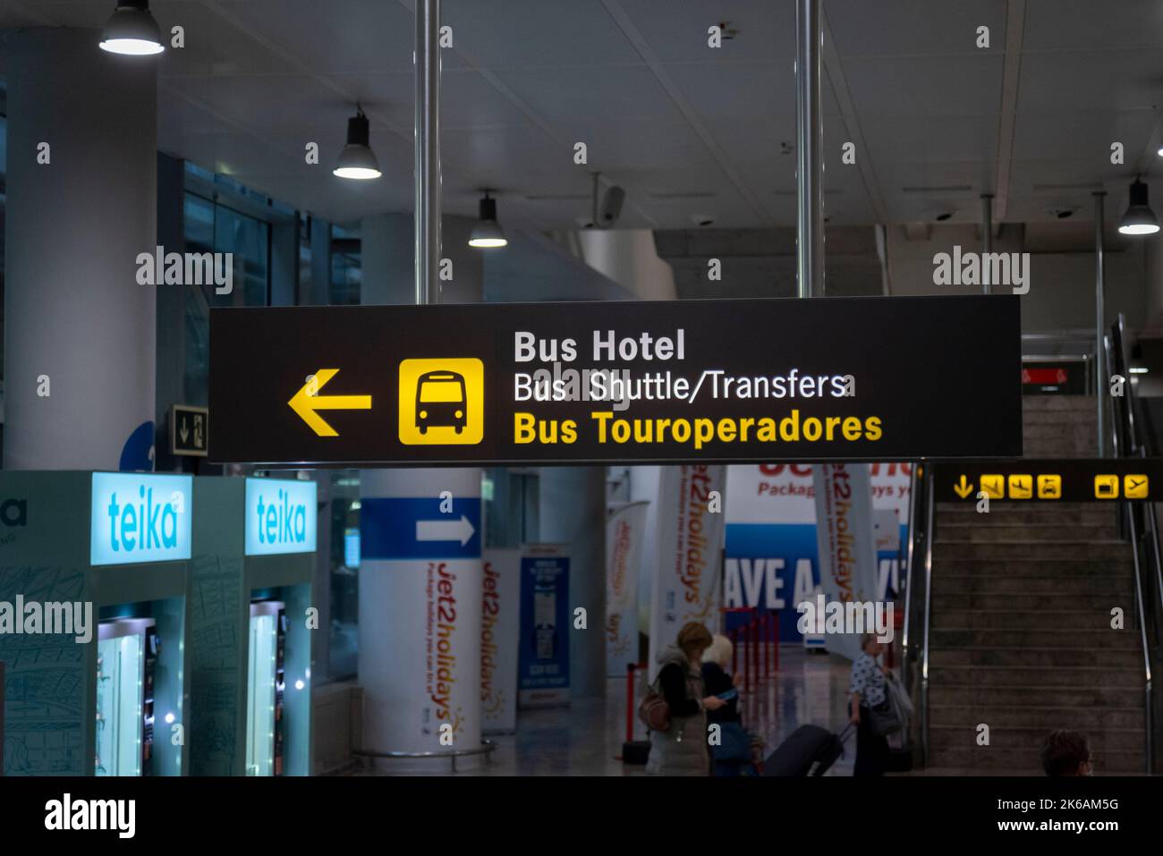 Firma presso l'aeroporto di Alicante che dirige i passeggeri alla zona degli autobus, per bus navetta, autobus dell'hotel e trasferimenti. Autobus Touroperadores. Collegamenti di trasporto Foto Stock