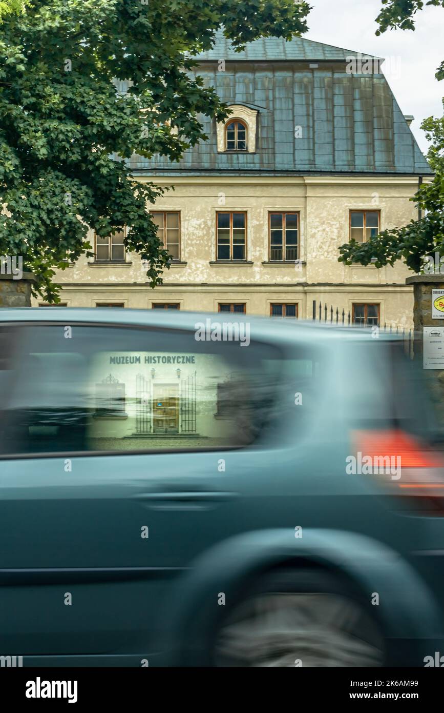 Uno scatto verticale di un'auto in movimento sfocato sulla strada di un museo storico Foto Stock