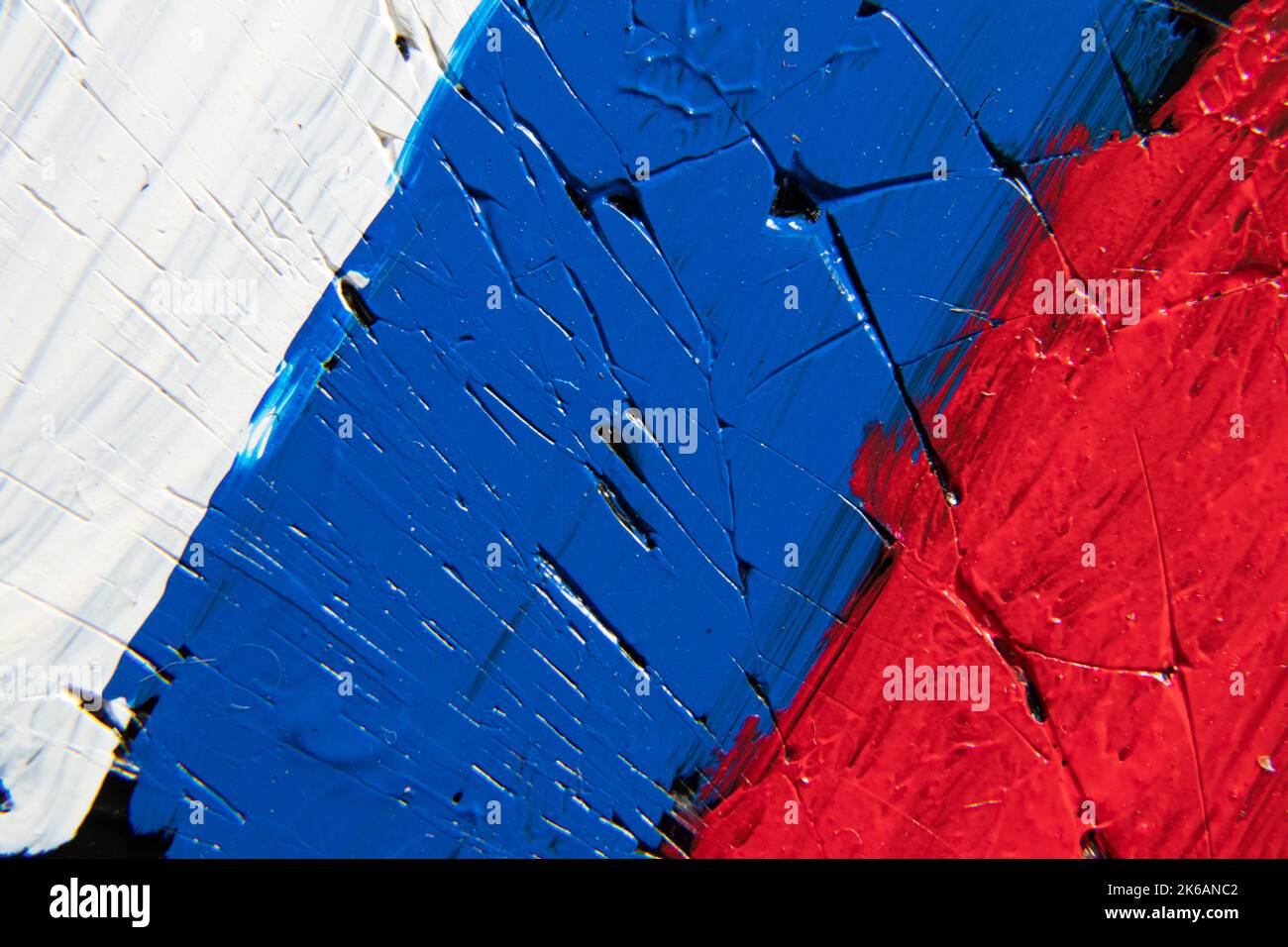 Bandiera russa dipinta su vetro come sfondo, fermare la guerra in Ucraina Foto Stock