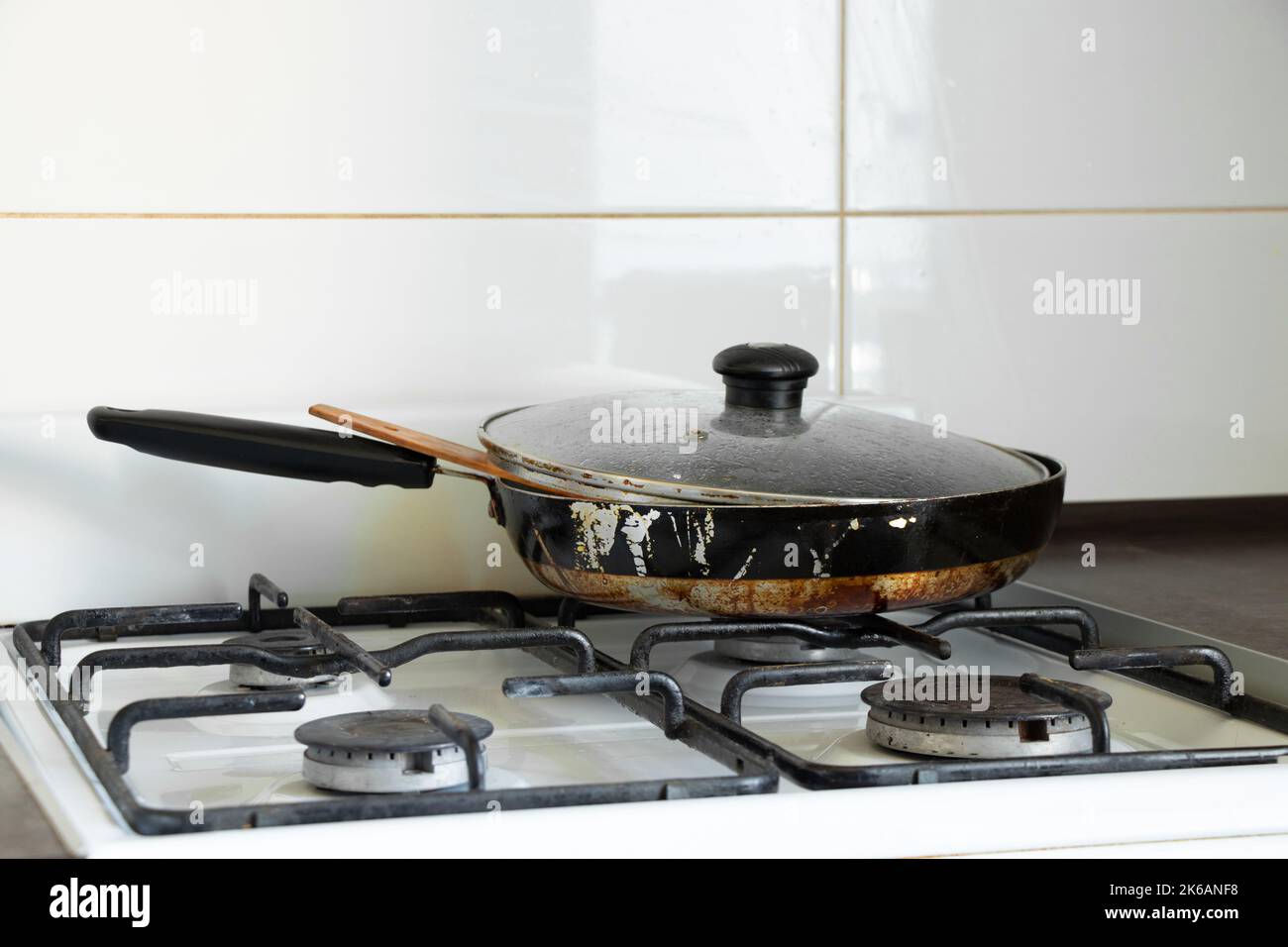 Stufa a gas e padella sporca in cucina in un appartamento in Ucraina, mobili da cucina e elettrodomestici, cucina interna Foto Stock