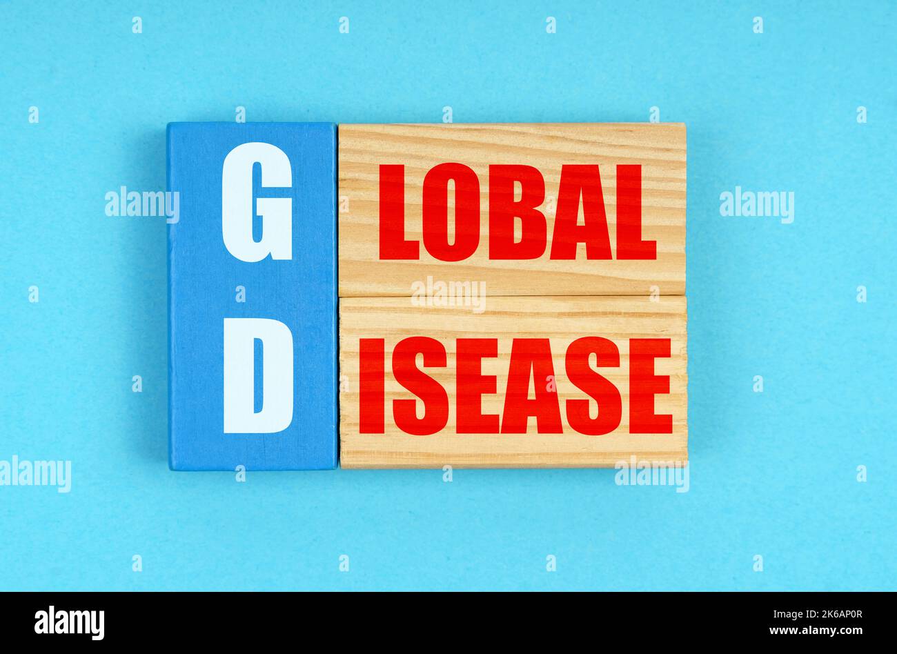 Concetto di medicina. Su sfondo blu, placche di legno con l'iscrizione - MALATTIA GLOBALE Foto Stock