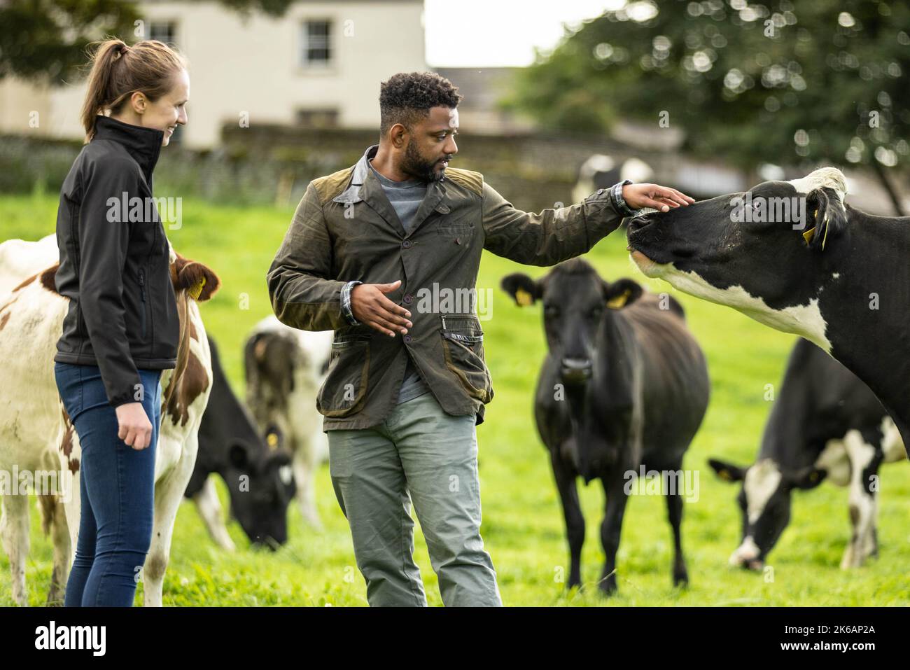 SOLO USO EDITORIALE JB Gill (centro) con Jo Lawrence, senior manager Arla Foods in collaborazione con Arla Cravendale in una fattoria nelle Yorkshire Dales per annunciare il rilascio di 'Everybody's Free A-Cowppella Style', celebrando i marchi Free to Graze standard, e più ampio PROGRAMMA DI CURA. Data di emissione: Giovedì 13 ottobre 2022. Foto Stock