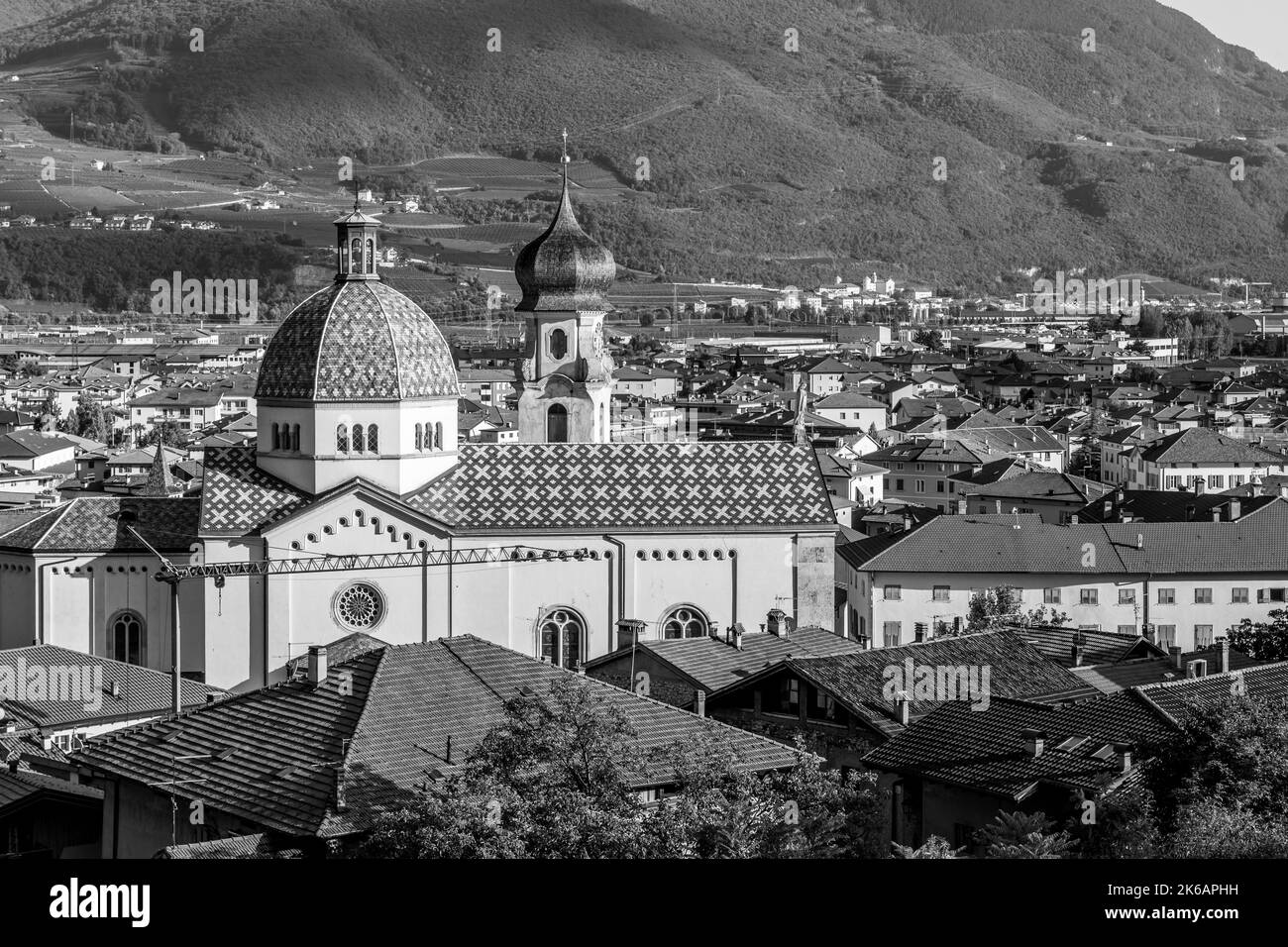 La cupola e il campanile della Chiesa di Santa Maria Assunta, Mezzocorona, piana Rotaliana, Trentino-Alto Adige, Italia, 12th ° secolo. Foto Stock