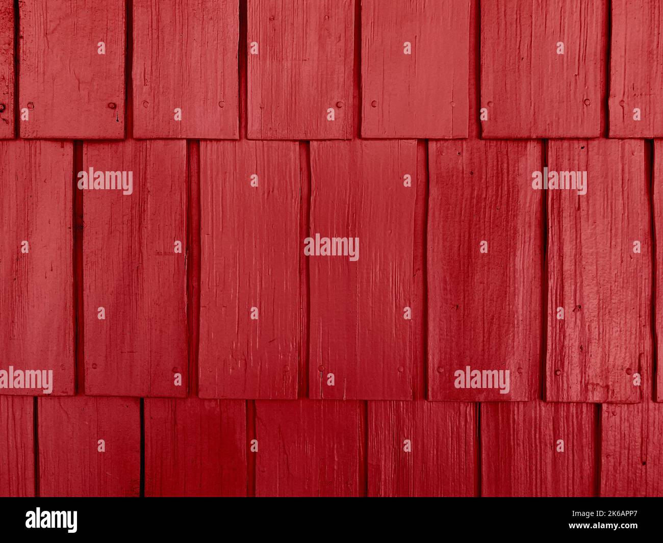 un rosso shaker casa in legno parete di scandole dipinta casa muro scandole cabina edificio sfondo capannone fattoria fienile fattoria fienile sfondo in legno Foto Stock