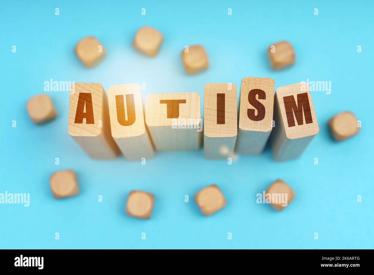 Concetto di medicina. Su sfondo blu, cubetti di legno e Jenga con l'iscrizione - AUTISMO Foto Stock