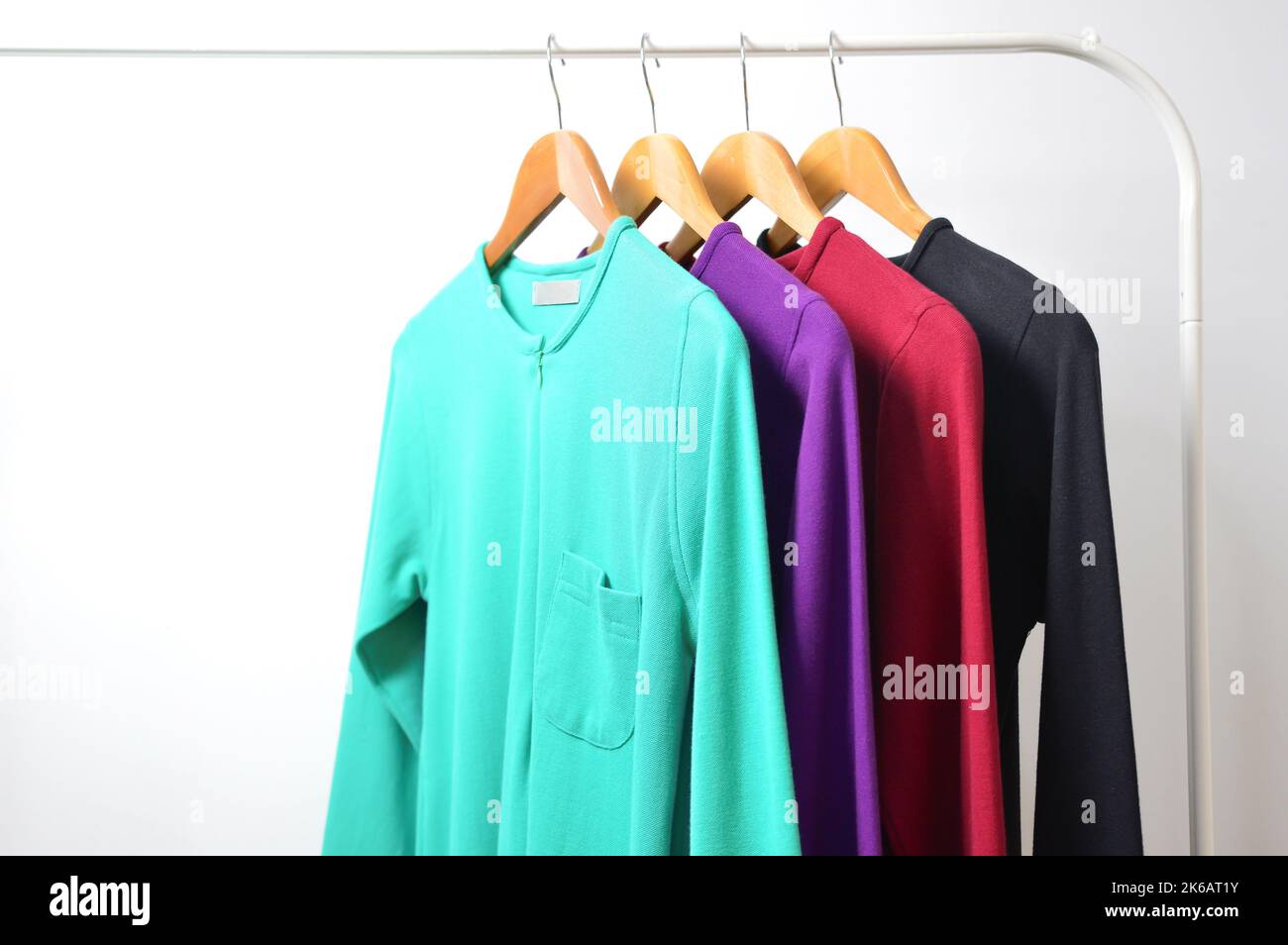 Rack con abiti da donna eleganti al coperto. Interni dal design moderno. Foto Stock