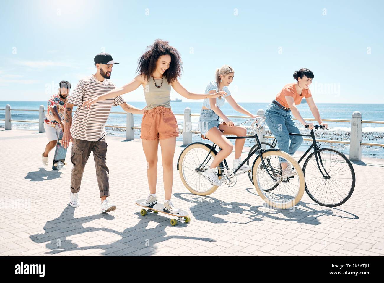 Imparare nuovi modi di vita. Foto a tutta lunghezza di un gruppo diversificato di amici che si legano durante una giornata all'aperto. Foto Stock