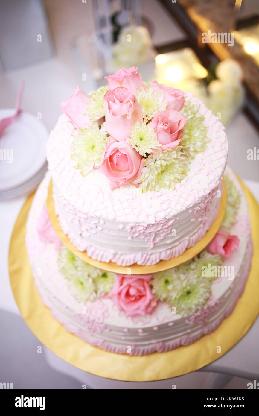 Torta nuziale bianca con fiori. Decorazione torta nuziale. Foto Stock