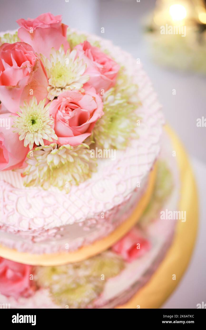 Torta nuziale bianca con fiori. Decorazione torta nuziale. Foto Stock