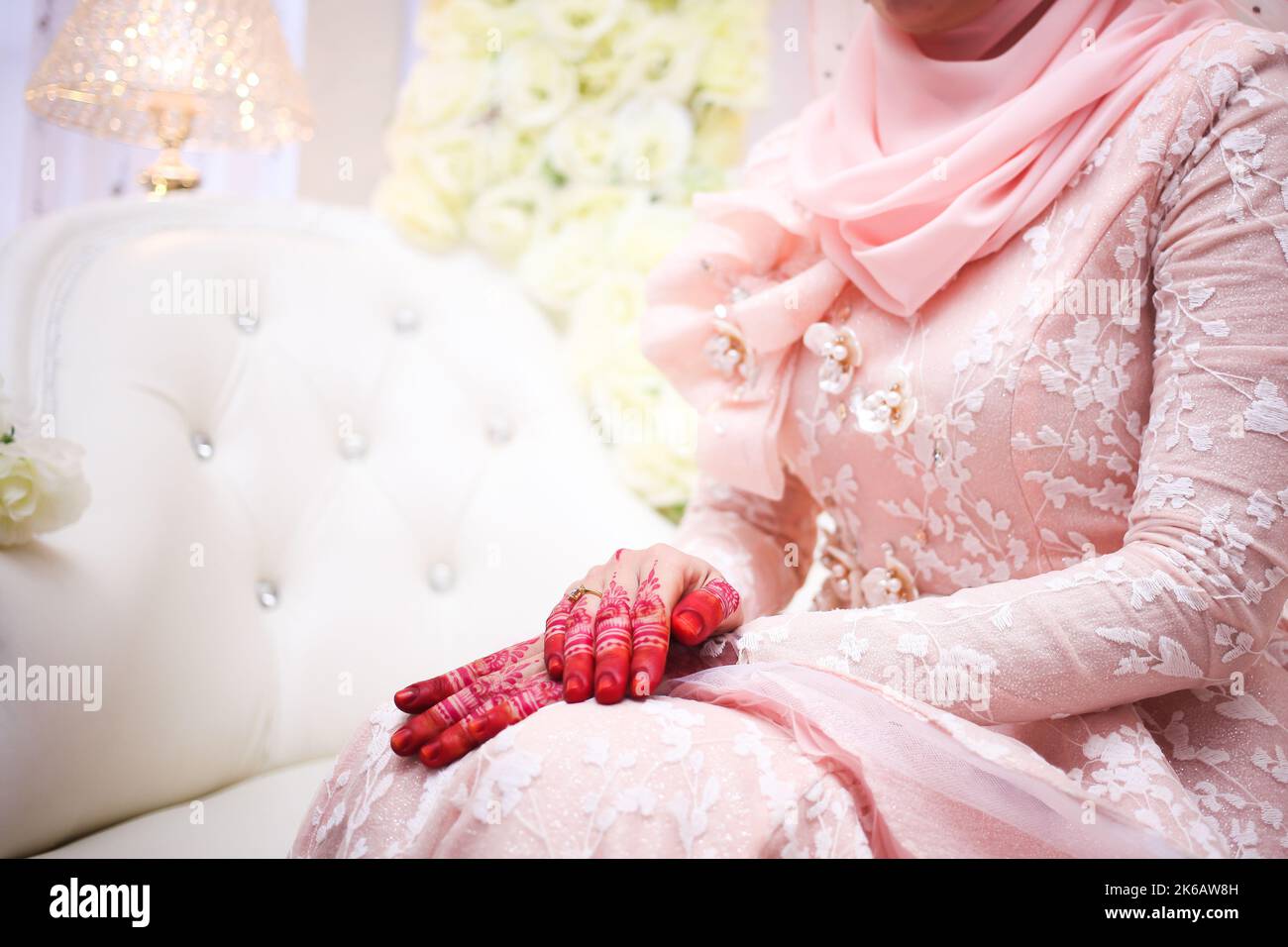 Malese sposa hennè scolpito bello e unico. Messa a fuoco selettiva. Foto Stock