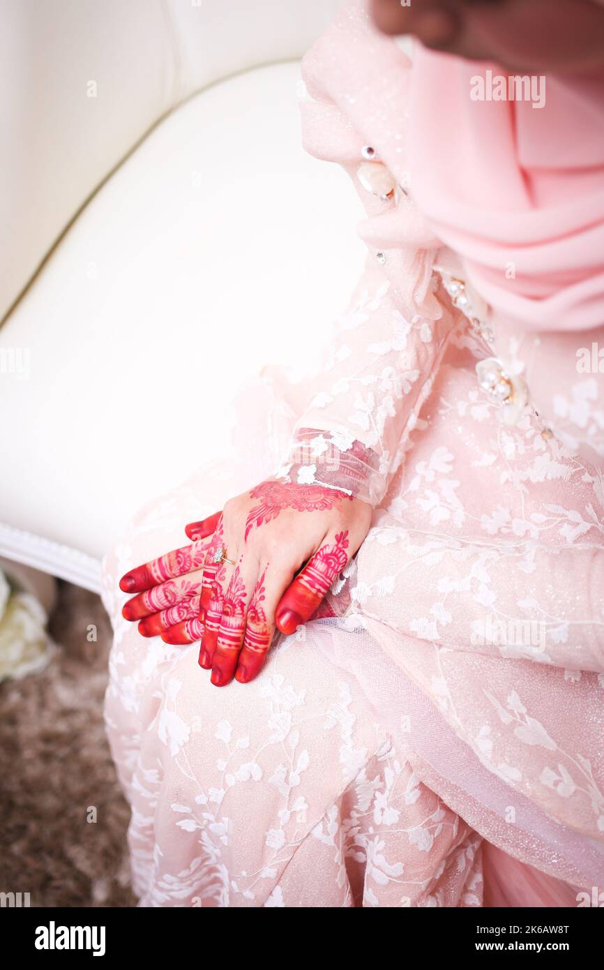Malese sposa hennè scolpito bello e unico. Messa a fuoco selettiva. Foto Stock
