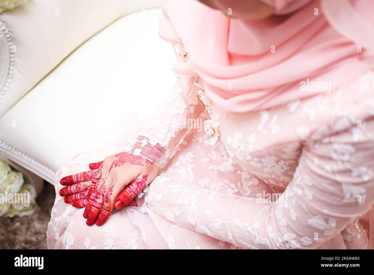 Malese sposa hennè scolpito bello e unico. Messa a fuoco selettiva. Foto Stock