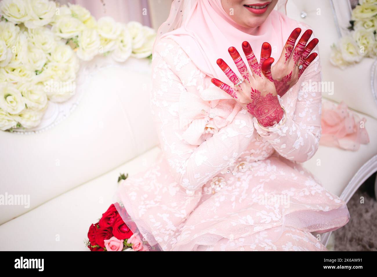 Malese sposa hennè scolpito bello e unico. Messa a fuoco selettiva. Foto Stock
