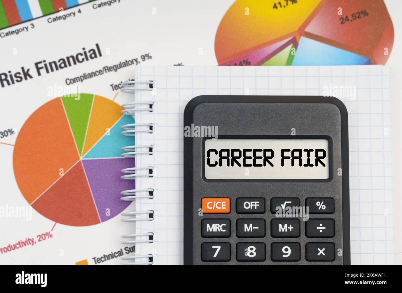 Business e concetto di economia. Sulla tabella sono le tabelle, un taccuino e una calcolatrice con l'iscrizione - Career Fair Foto Stock