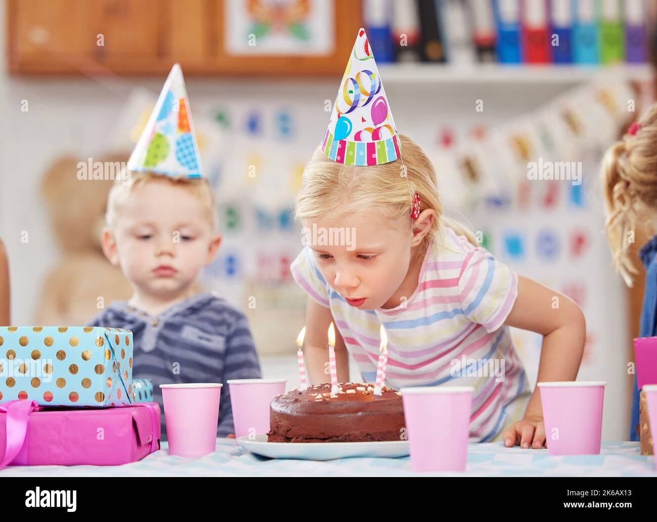 I compleanni sono un evento così speciale: I bambini in età prescolare celebrano un compleanno in classe. Foto Stock