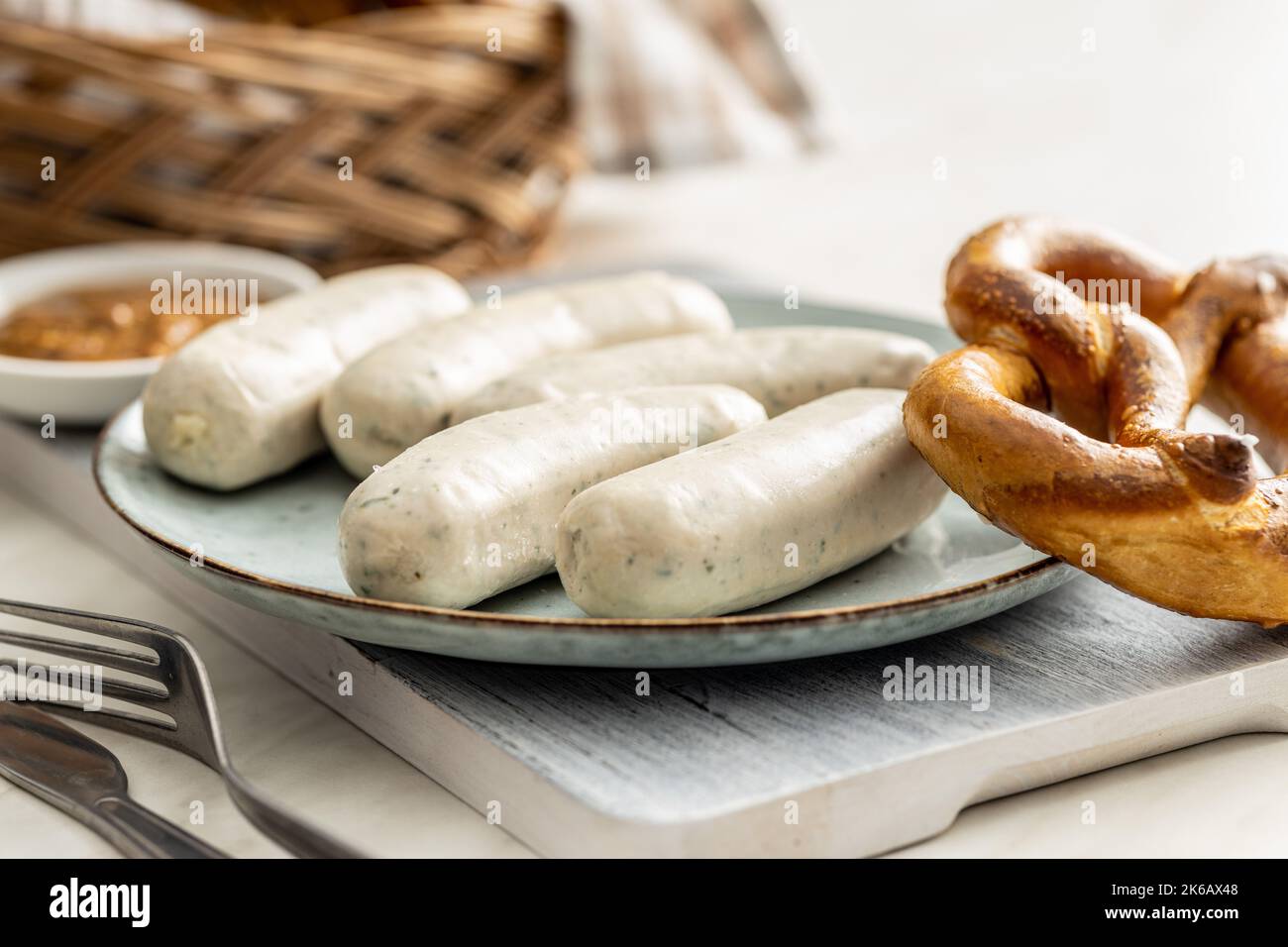 Salsicce bianche tradizionali bavaresi sul piatto e pretzes. Foto Stock