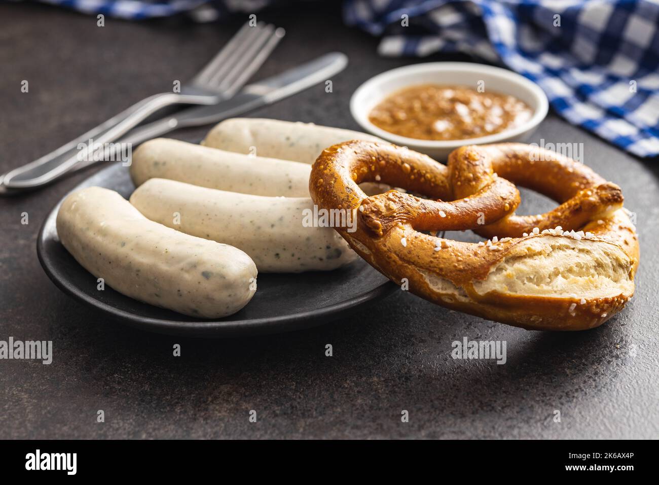 Salsicce bianche tradizionali bavaresi sul piatto e pretzes. Foto Stock