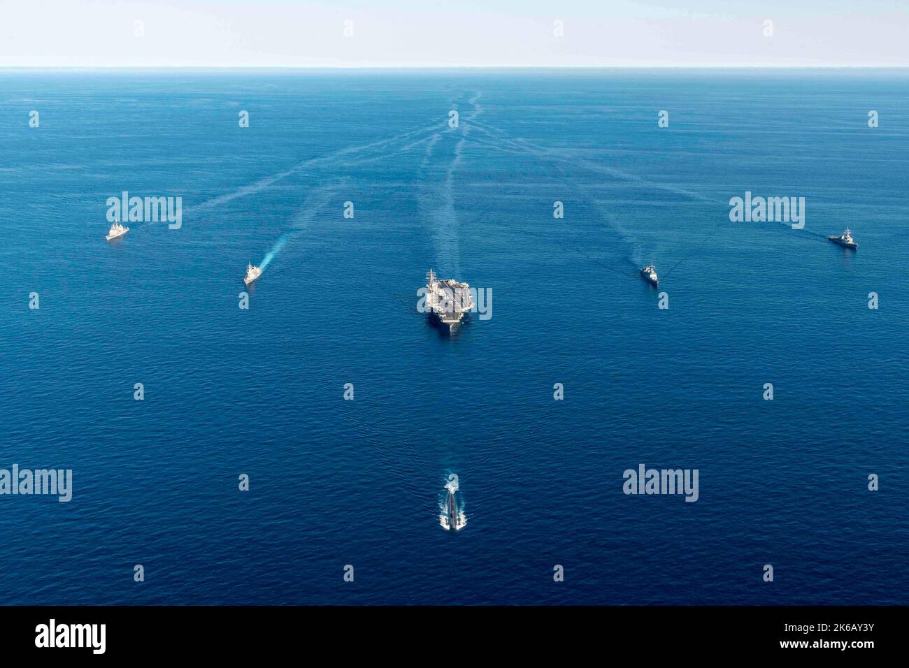 Corea del Sud. 30th Set, 2022. L'unico portaerei a schieramento diretto della Navy statunitense, USS Ronald Reagan (CVN 76), un sottomarino ad attacco rapido della Marina statunitense di Los Angeles, un incrociatore missilistico guidato della classe Ticonderoga USS Chancellorsville (CG 62), un cacciatorpediniere missilistico guidato della classe Arleigh Burke USS Benfold (DDG 65), un cacciatorpediniere della Marina della Repubblica di Corea (DH Munmu 976) E la JMSDF (Japan Maritime Self-Defense Force) cacciatorpediniere JS Asahi (DD 119), vapore in formazione nelle acque ad est della penisola coreana, settembre 30. Ronald Reagan, che opera come fiore all'occhiello del Carrier Strike Group (CSG) 5 IS Foto Stock