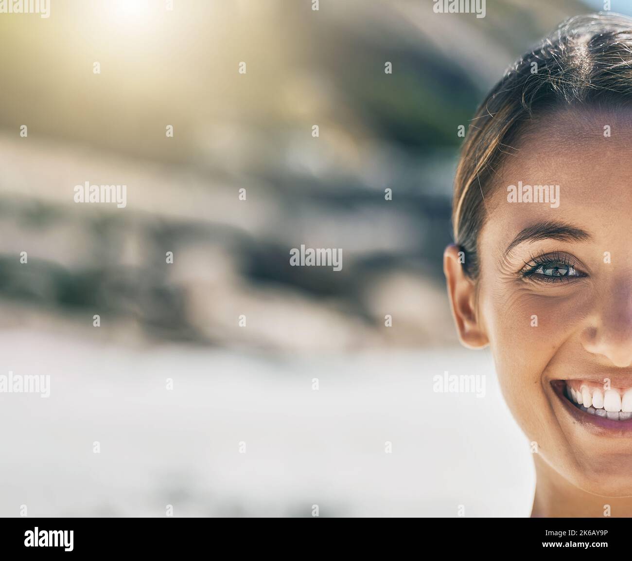 Felice, donna e beffa di una persona outdoor sensazione di felicità, libertà e positivo. Ritratto di un volto femminile amichevole dalla Spagna con un sorriso nel Foto Stock