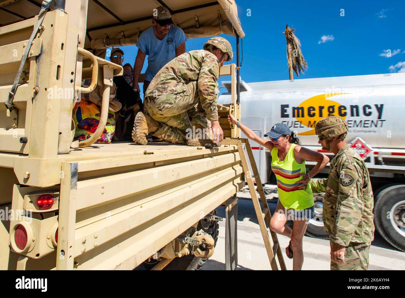 Fort Myers Beach, Florida, Stati Uniti. 2nd Ott 2022. Florida Army National Guard Solders assistere i cittadini e il loro cane al largo di Fort Myers Beach, Florida in risposta all'uragano Ian, ottobre. 2, 2022. Credit: US National Guard/ZUMA Press Wire Service/ZUMAPRESS.com/Alamy Live News Foto Stock