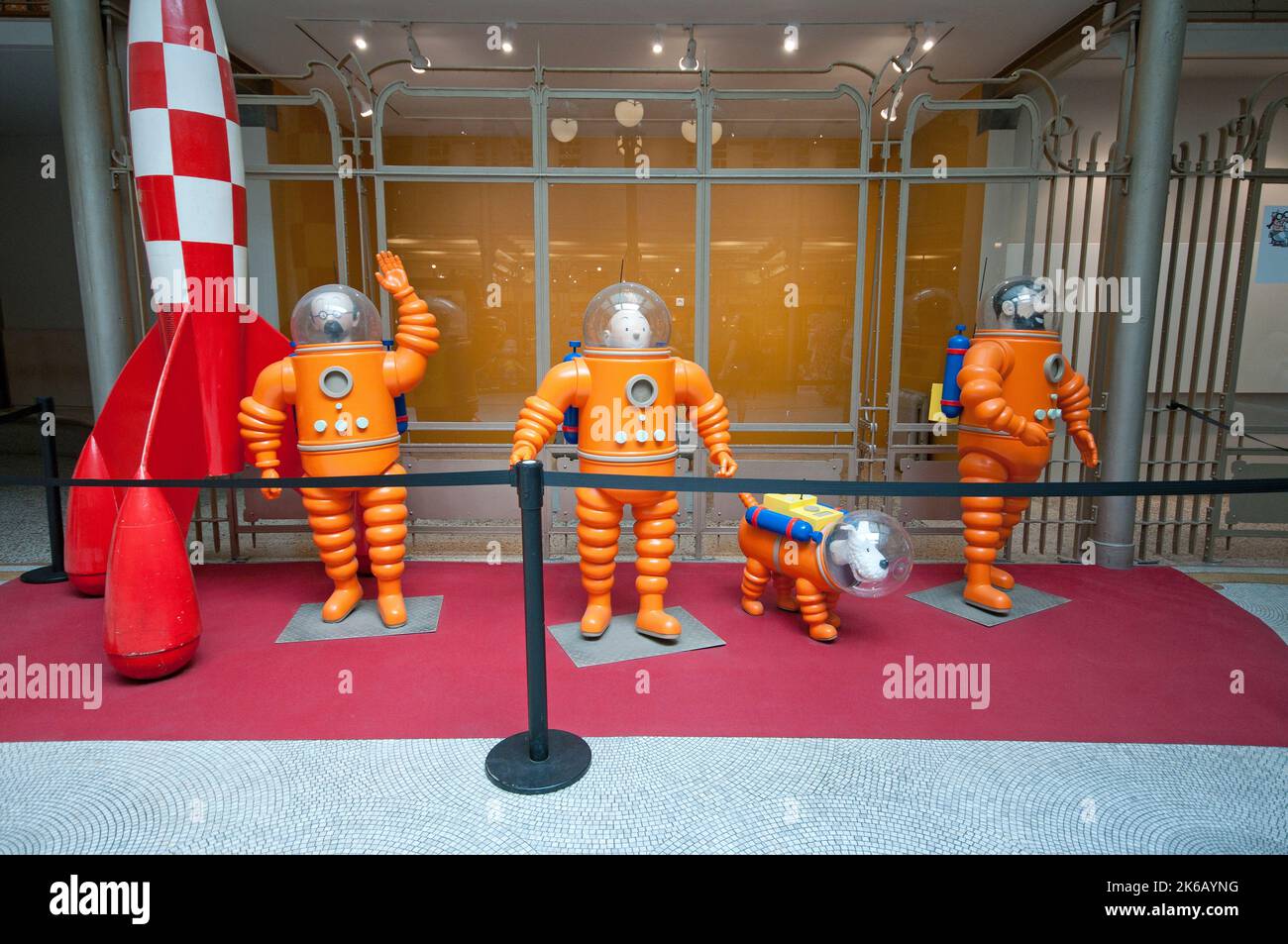 Statue del professore Calculus, Tintin con il suo piccolo cane Milou e capitano Haddock con abiti spaziali nel Museo d'arte del fumetto, Bruxelles, Belgio Foto Stock
