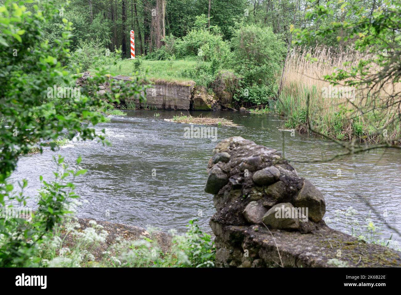Palo di frontiera polacco sulla linea di confine tra Polonia e Bielorussia sul fiume Svisloch. Foto Stock