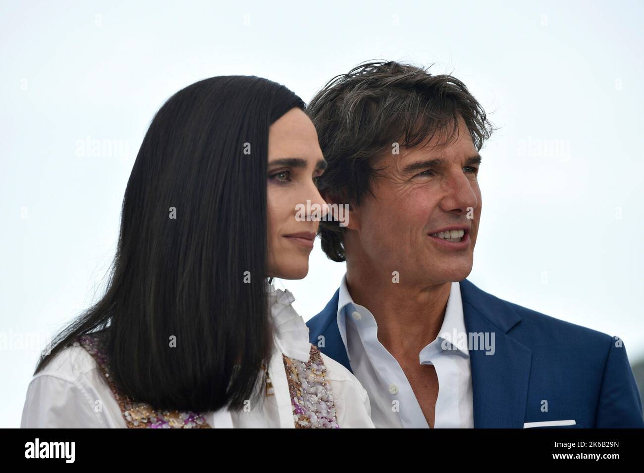 Attore Tom Cruise e attrice Jennifer Connelly in posa durante la fotocall del film “Top Gun: Maverick” in occasione del Festival di Cannes Foto Stock