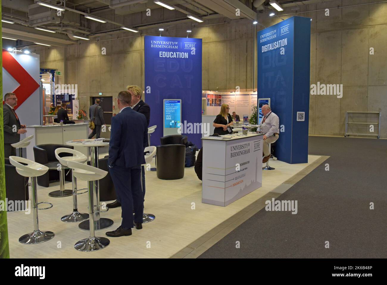 Stand espositivo dell'University of Birmingham Rail Research Centre all'Innotrans International Transport Expo di Berlino, settembre 2022 Foto Stock