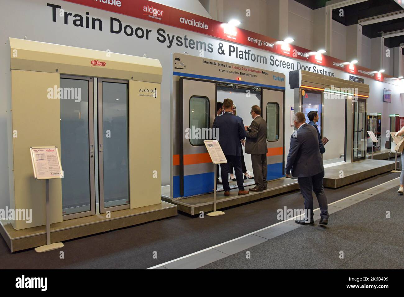 Lo stand Aldoor di Innotrans, International Transport Expo, Berlino, settembre 2022, creatori di sistemi di porte ferroviarie e porte a schermo con piattaforma Foto Stock