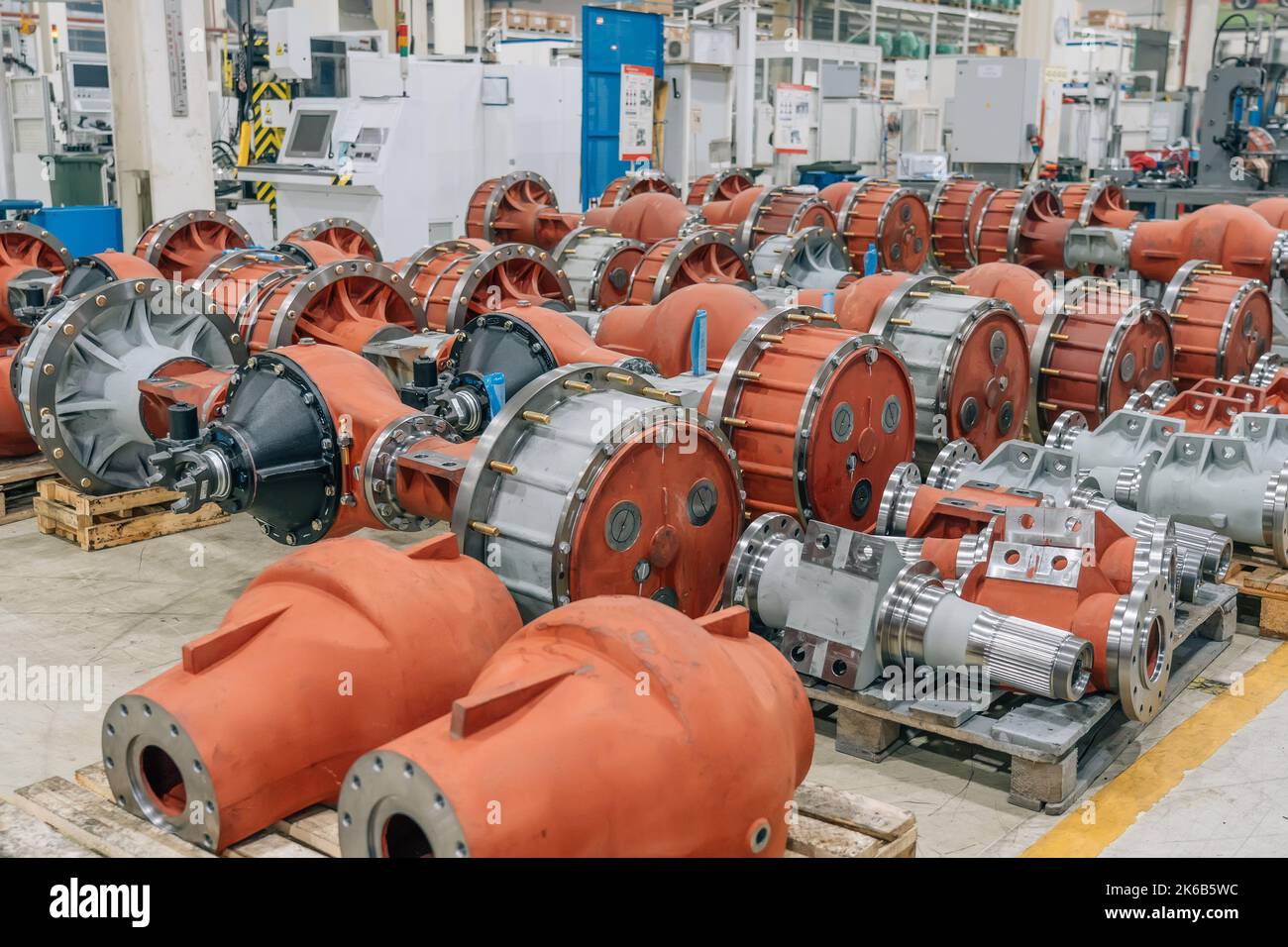 Parti del veicolo della macchina agricola in fabbrica. Linea di produzione industriale per auto o trebbiatrici. Foto Stock