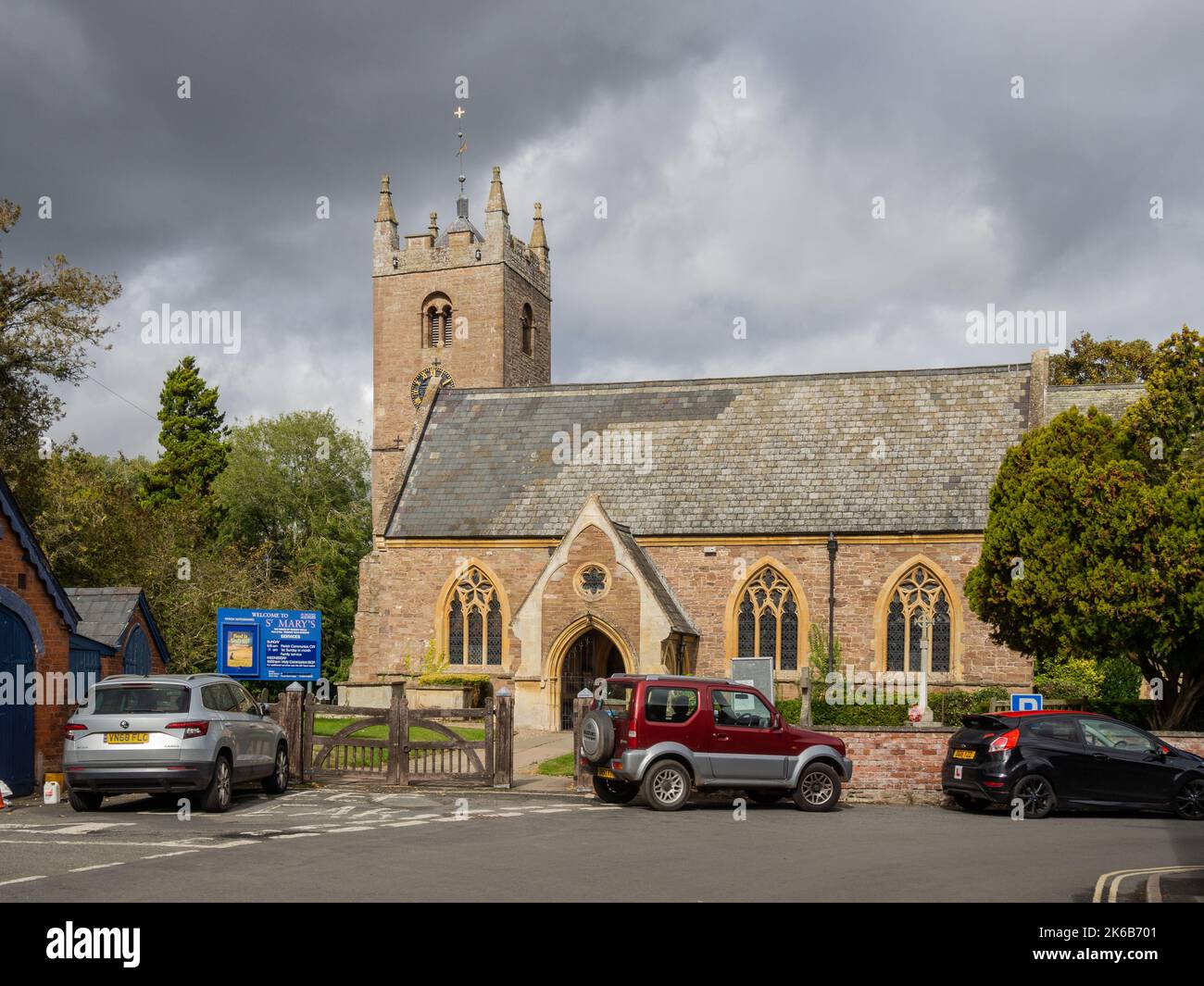 La chiesa di St Mary, Tenbury Wells, Worcestershire, Regno Unito; le parti più antiche risalgono al 14th ° secolo ma in gran parte restaurato nel 1865 da Henry Woodyer Foto Stock