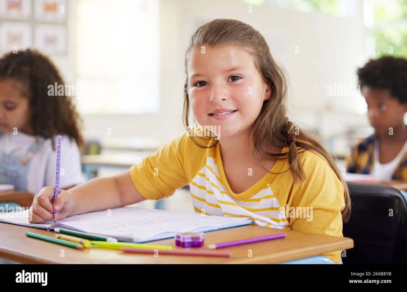 La coordinazione mano-occhio e la presa a matita aggiungono le abilità di scrittura. Una colorazione preschooler nella classe. Foto Stock