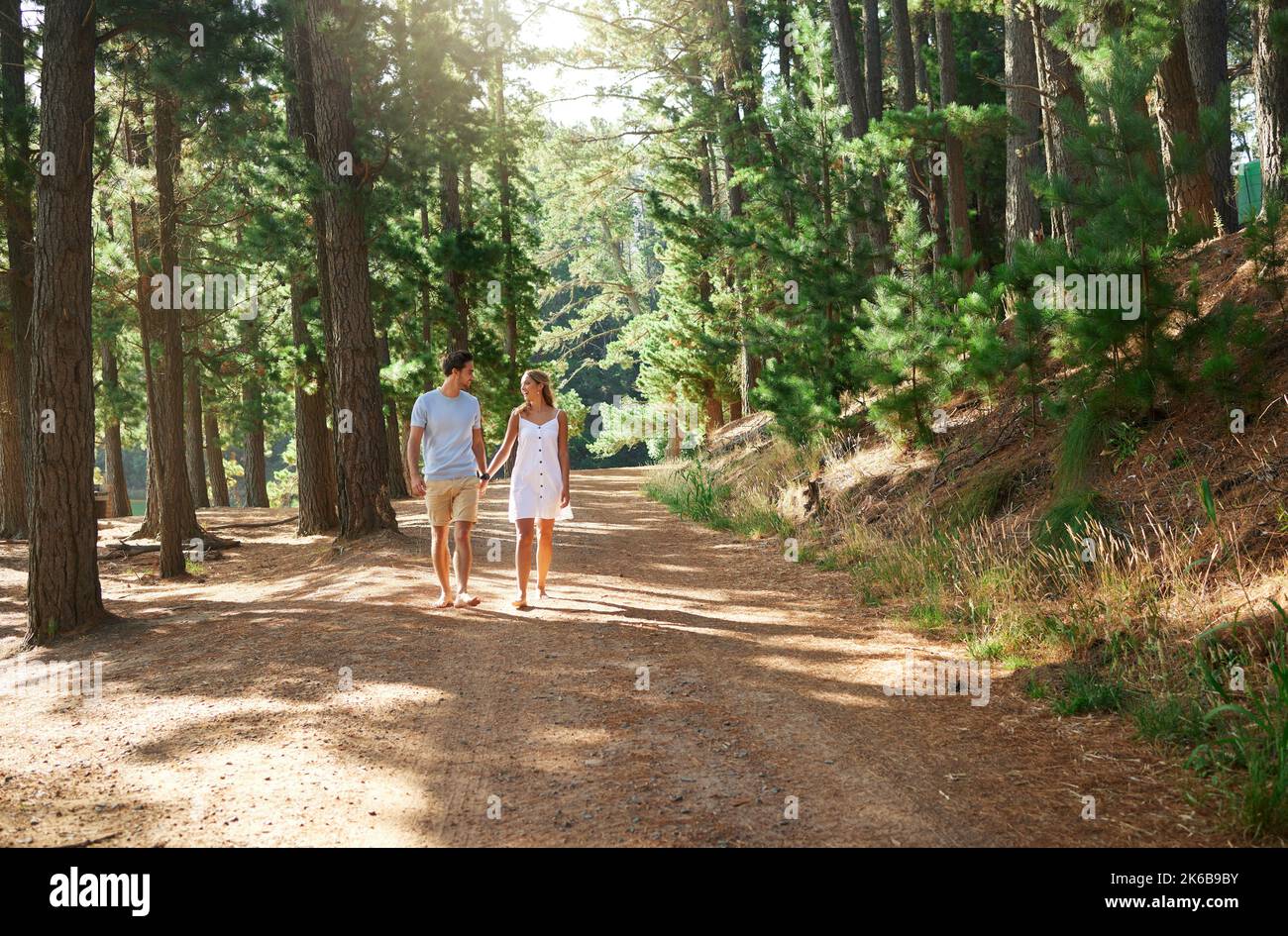 Dovreste sapere che youre il mio mondo. Una coppia affettuosa fuori per una passeggiata attraverso la foresta. Foto Stock