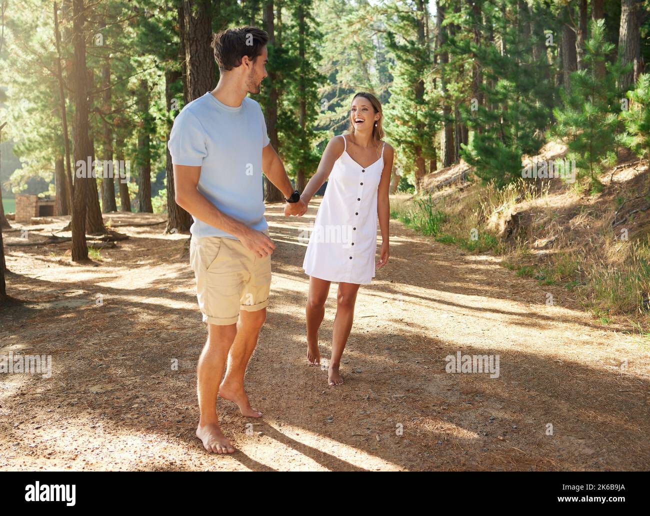 Theres qualcosa che desidero mostrarvi. Una coppia affettuosa fuori per una passeggiata attraverso la foresta. Foto Stock