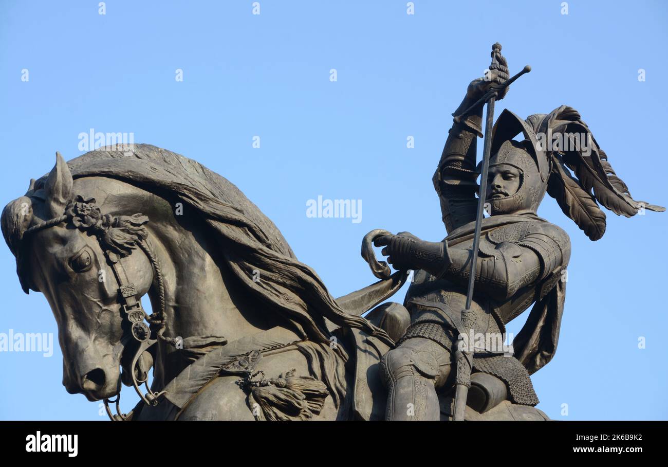 Piazza San Carlo è il soggiorno di Torino. E' famosa per i suoi palazzi gialli, il monumeto equestre caval'brons, le chiese di San Carlo e SA Foto Stock