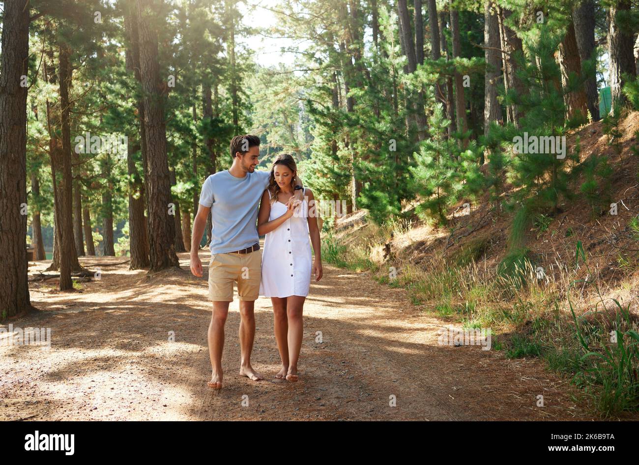 Non riesco a immaginare di perderti. Una coppia affettuosa per una passeggiata attraverso la foresta. Foto Stock