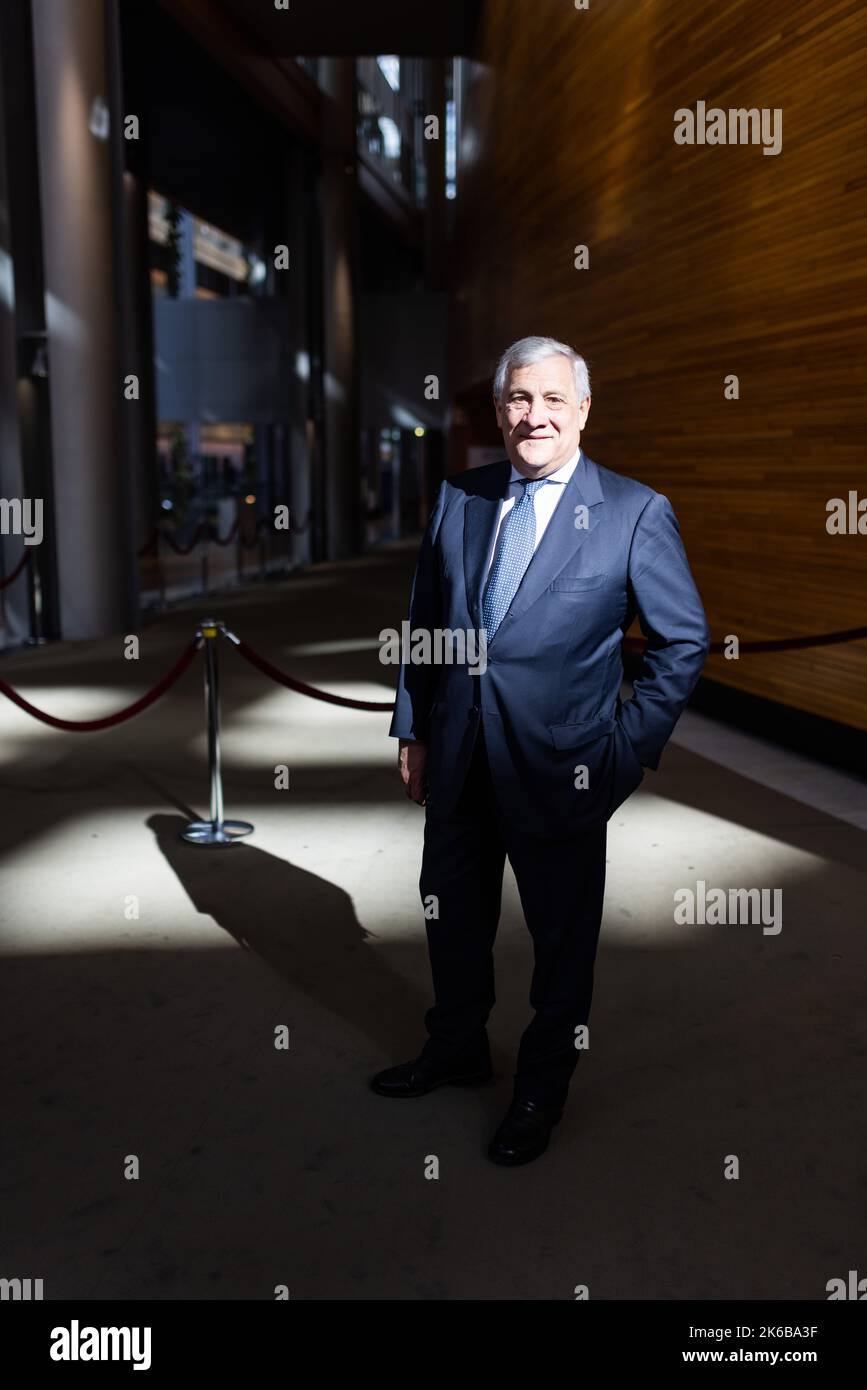 05 ottobre 2022, Francia, Straßburg: Antonio Tajani (forza Italia, Gruppo PPE), ex commissario europeo ed ex presidente del Parlamento europeo, si trova nell'edificio del Parlamento europeo a Strasburgo. Tajani dimetterà il suo mandato al Parlamento europeo a metà ottobre a favore di un posto nel nuovo governo italiano. Foto: Philipp von Ditfurth/dpa Foto Stock