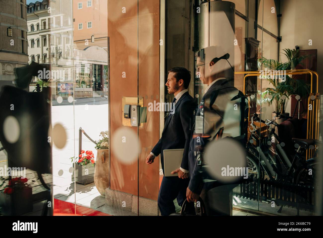 Uomo d'affari con un collega che lascia l'hotel Foto Stock